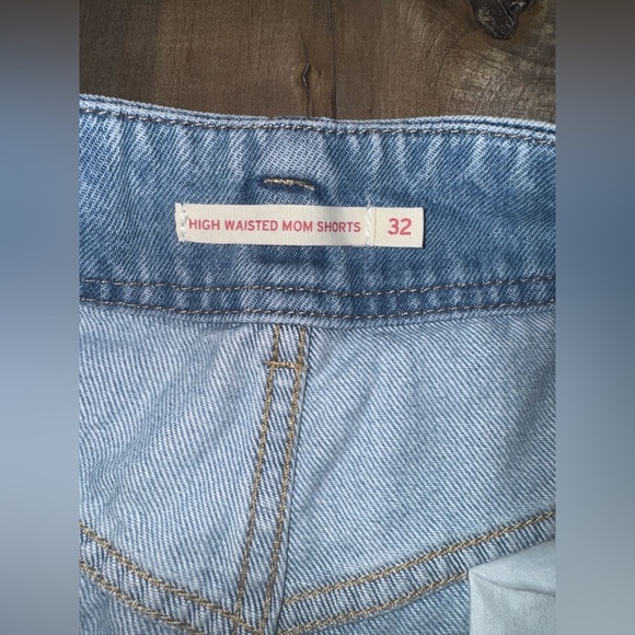 Levi’s Womens High Waisted Mom Shorts Light Wash Denim Blue Size 32 - Picture 7 of 10